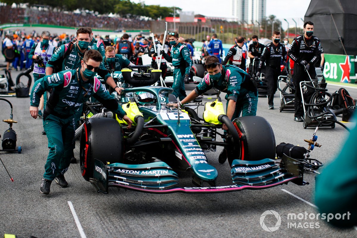 Lance Stroll, Aston Martin AMR21, llega a la parrilla