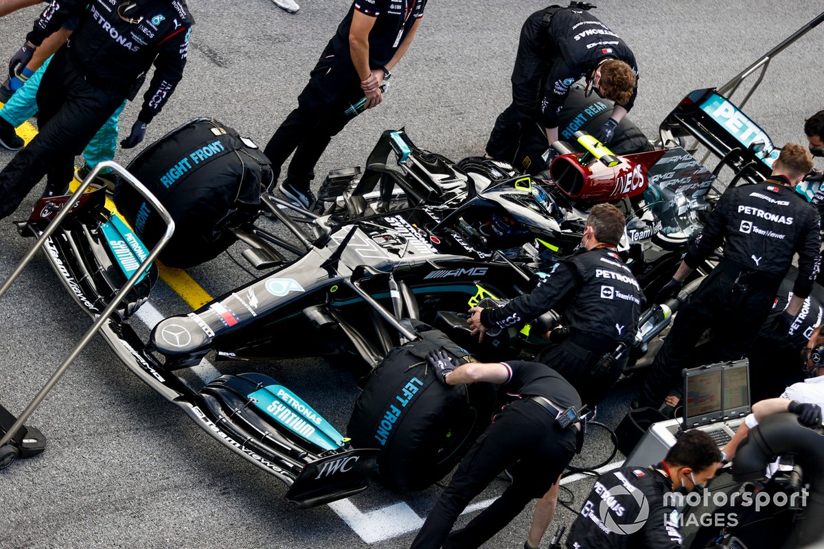 Valtteri Bottas, Mercedes W12, sulla griglia di partenza