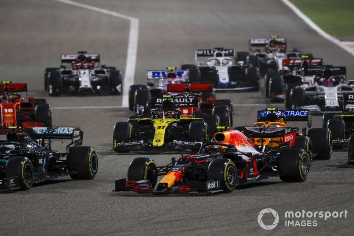 Alex Albon, Red Bull Racing RB16, Valtteri Bottas, Mercedes F1 W11, Esteban Ocon, Renault F1 Team R.S.20, Lando Norris, McLaren MCL35, y el resto en el reinicio