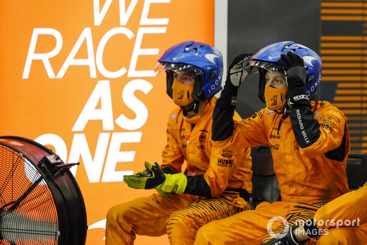 El equipo de boxes de McLaren ve la carrera en los monitores del garaje
