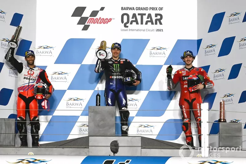 Le podium : Johann Zarco, Maverick Viñales et Pecco Bagnaia