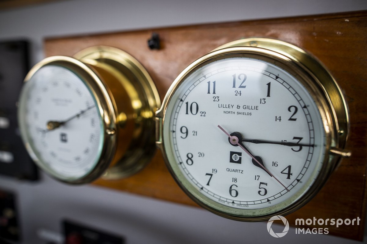 Relojes en el puente de mando del St Helena
