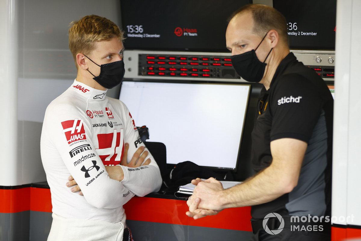 Mick Schumacher speaks with race engineer Gary Gannon