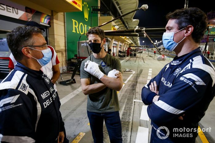 Romain Grosjean, Haas F1 se reúne con el doctor Ian Robert y el piloto del coche médico Alan van der Merwe que lo asistió en su accidente