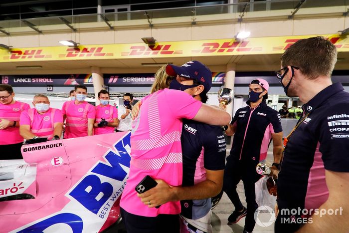 Ganador Sergio Pérez, Racing Point celebra con el equipo