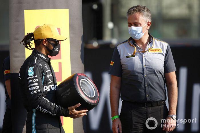 Lewis Hamilton, Mercedes-AMG F1 recibe el premio Pirelli Poleman de manos de Mario Isola, director de carreras de Pirelli Motorsport