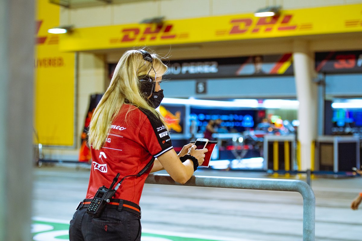 Сотрудница Alfa Romeo на пит-лейне