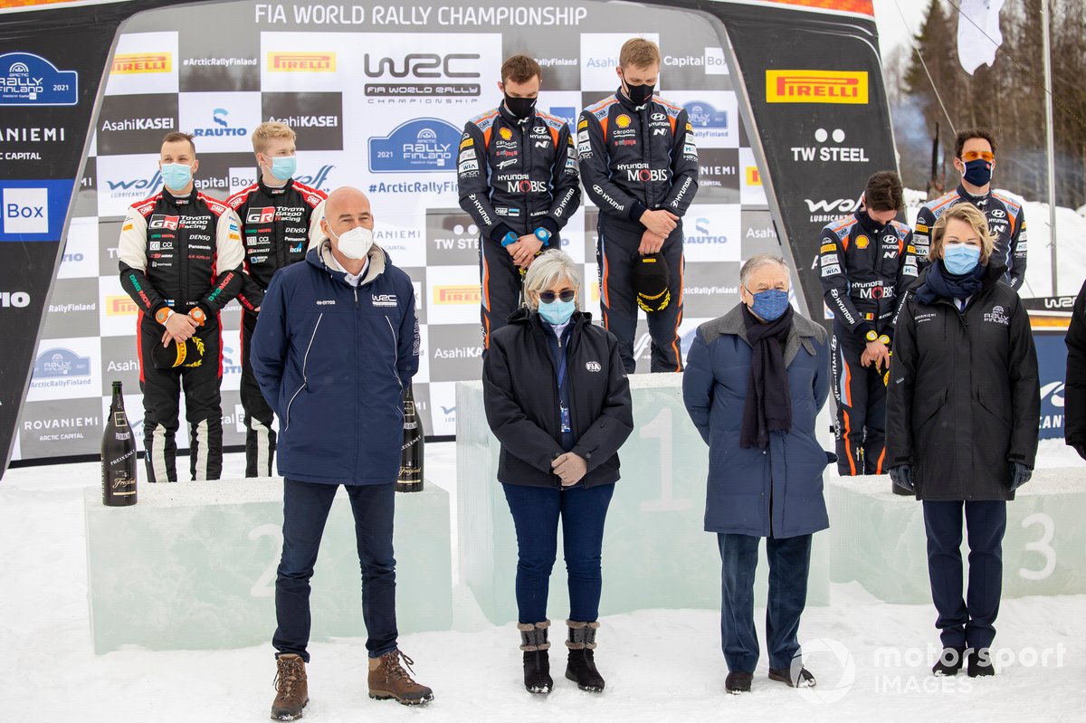 Podio: Ott Tänak, Martin Järveoja, Hyundai Motorsport Hyundai i20 Coupe WRC, Thierry Neuville, Martijn Wydaeghe, Hyundai Motorsport Hyundai i20 Coupe WRC con Michele Mouton, Jean Todt, FIA