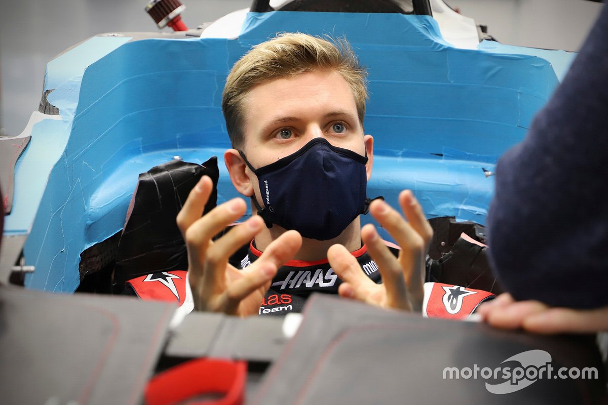 Sitzanpassung von Mick Schumacher bei Haas