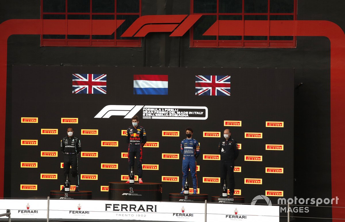 Podio: segundo lugar Lewis Hamilton, Mercedes, ganador Max Verstappen, Red Bull Racing, y el tercer lugar Lando Norris, McLaren
