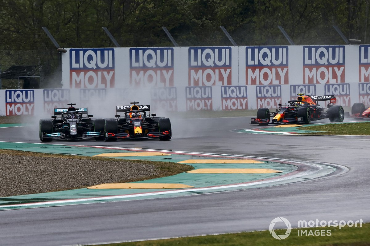 Lewis Hamilton, Mercedes W12, Max Verstappen, Red Bull Racing RB16B, hacer contacto en la vuelta de apertura
