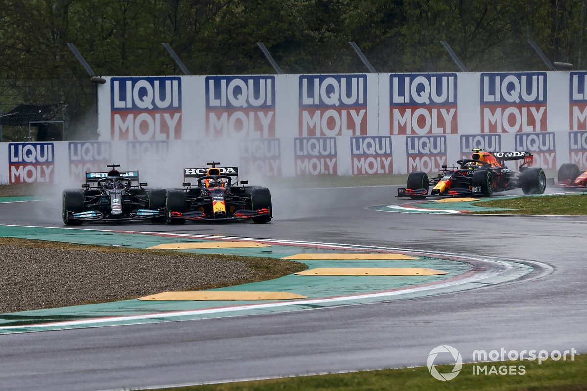 Lewis Hamilton, Mercedes W12, y Max Verstappen, Red Bull Racing RB16B, hacen contacto en Imola. 