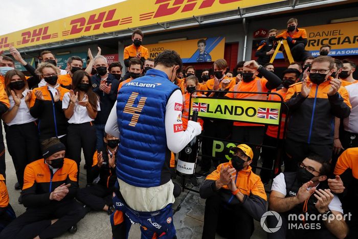 Lando Norris, McLaren, 3ª posición, Daniel Ricciardo, McLaren, Andreas Seidl, director del equipo McLaren, y el equipo McLaren celebran