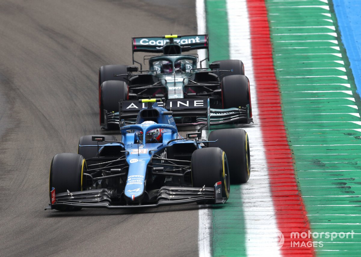 Esteban Ocon, Alpine A521, Sebastian Vettel, Aston Martin AMR21