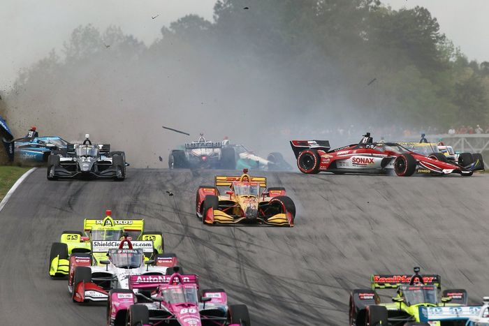 Choque en la salida de Felix Rosenqvist, Arrow McLaren SP Chevrolet, Ryan Hunter-Reay, Andretti Autosport Honda , Rinus VeeKay, Ed Carpenter Racing Chevrolet