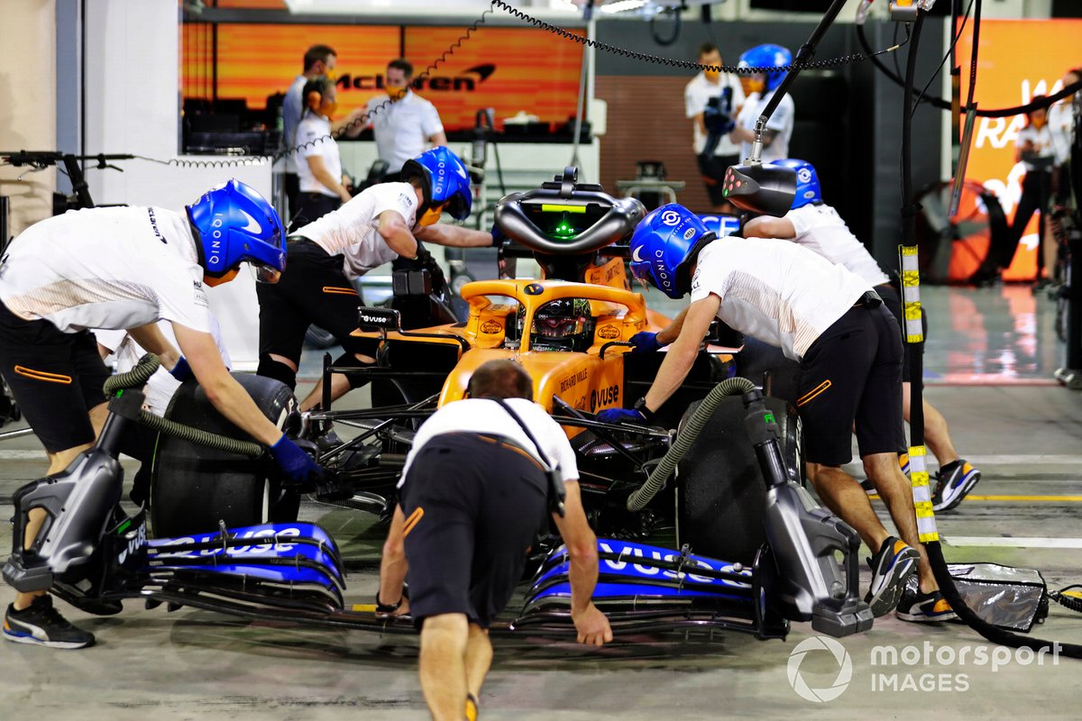 Lando Norris, McLaren MCL35, vuelve al box