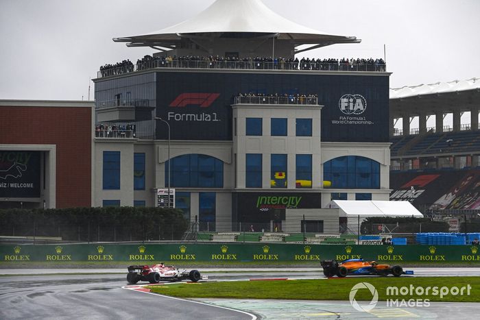 Carlos Sainz Jr., McLaren MCL35, Kimi Raikkonen, Alfa Romeo Racing C39