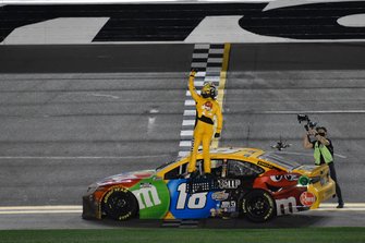 Race winner Kyle Busch, Joe Gibbs Racing Toyota