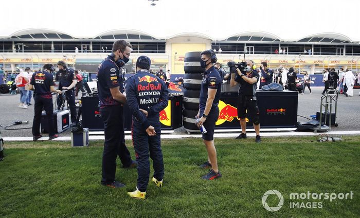 Sergio Pérez, Red Bull Racing, habla con los ingenieros en la parrilla