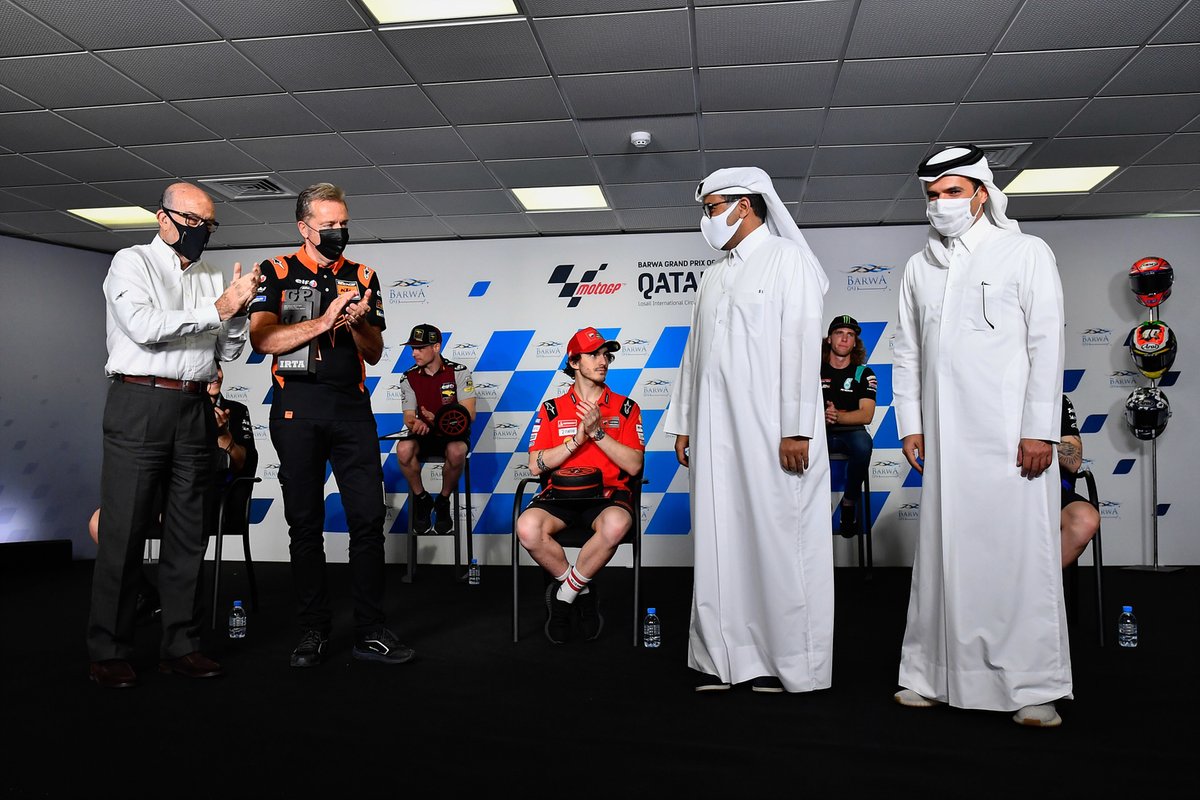 Abdulrahman Al-Mannai, QMMF & Losail Circuit Sports Club President, e Khalid Al Remaihi, Losail Circuit Sports Club Vice President & General Manager, ricevono il premio