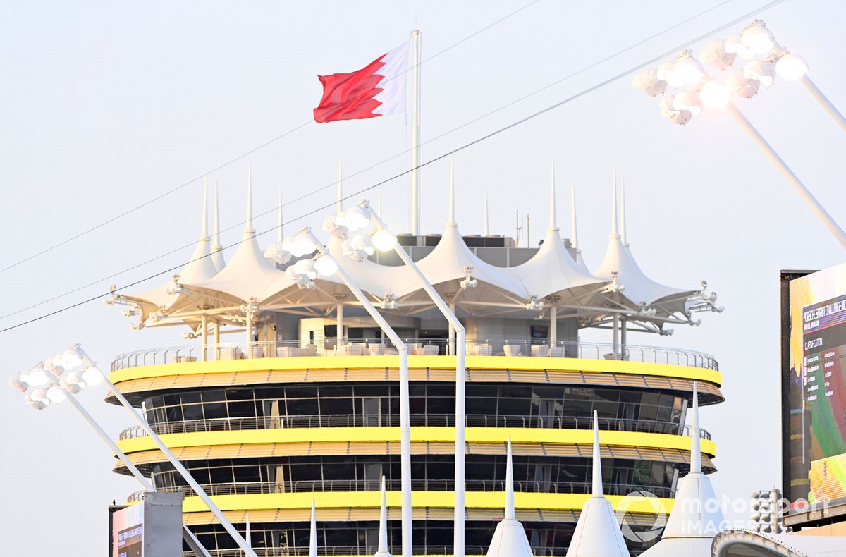 La bandiera del Bahrain sventola sopra ad un palazzo del circuito