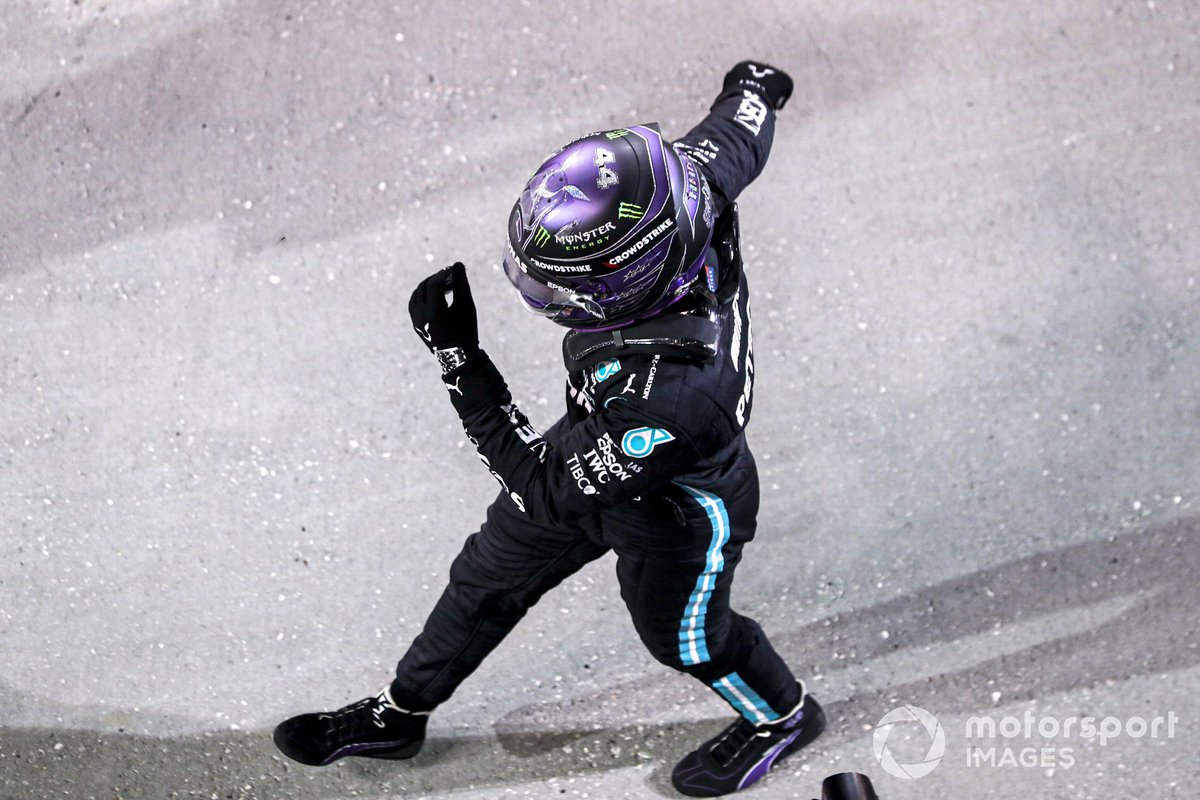 Ganador Lewis Hamilton, Mercedes, celebra en Parc Ferme