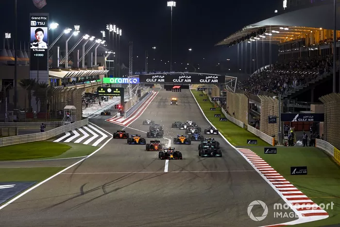 Arrancada Max Verstappen, Red Bull Racing RB16B Lewis Hamilton, Mercedes W12, Valtteri Bottas, Mercedes W12 and Charles Leclerc, Ferrari SF21