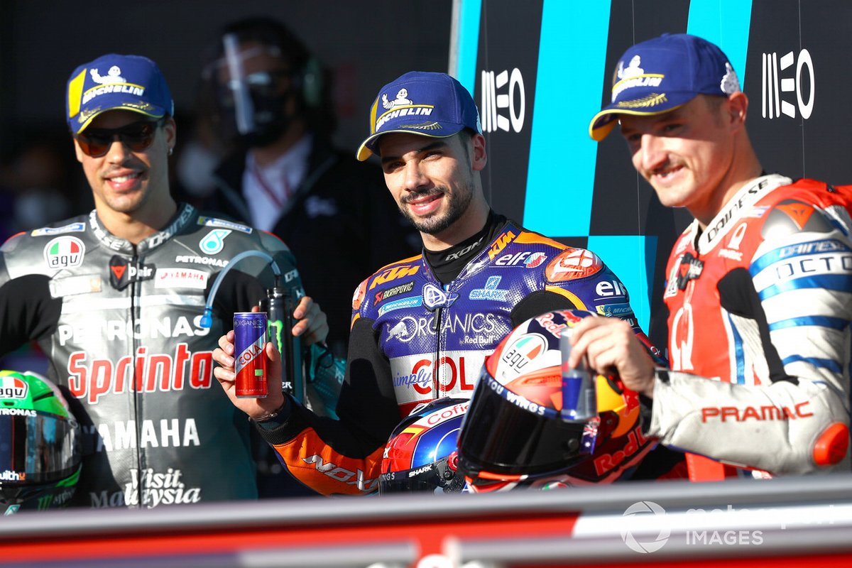 Los 3 primeros clasificados: ganador de la pole Miguel Oliveira, Red Bull KTM Tech 3, segundo Franco Morbidelli, Petronas Yamaha SRT, tercero Jack Miller, Pramac Racing