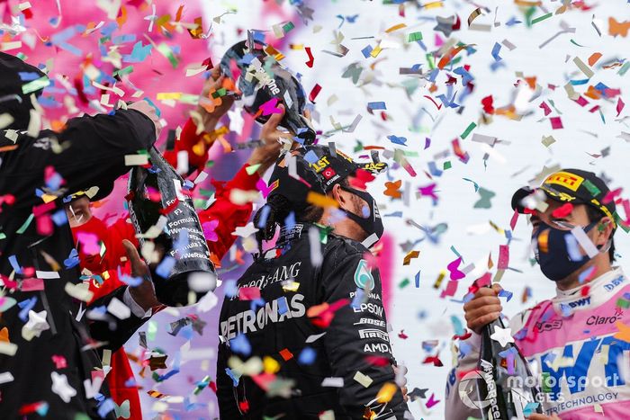 Podio: ganador y campeón del mundo Lewis Hamilton, Mercedes-AMG F1, segundo lugar Sergio Pérez, Racing Point, y tercer lugar Sebastián Vettel, Ferrari