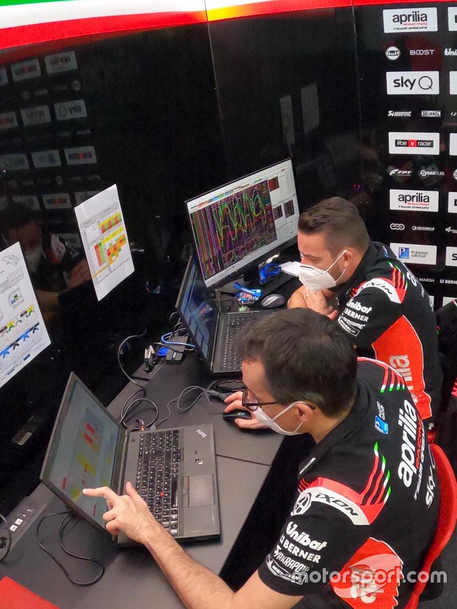 Gli ingegneri dell' Aprilia Racing analizzano i dati della telemetrai nel box