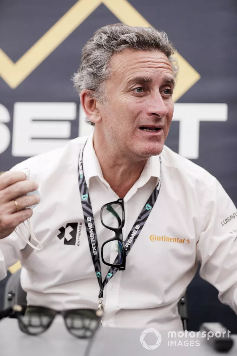 Alejandro Agag, CEO, Extreme E, hablando con la prensa