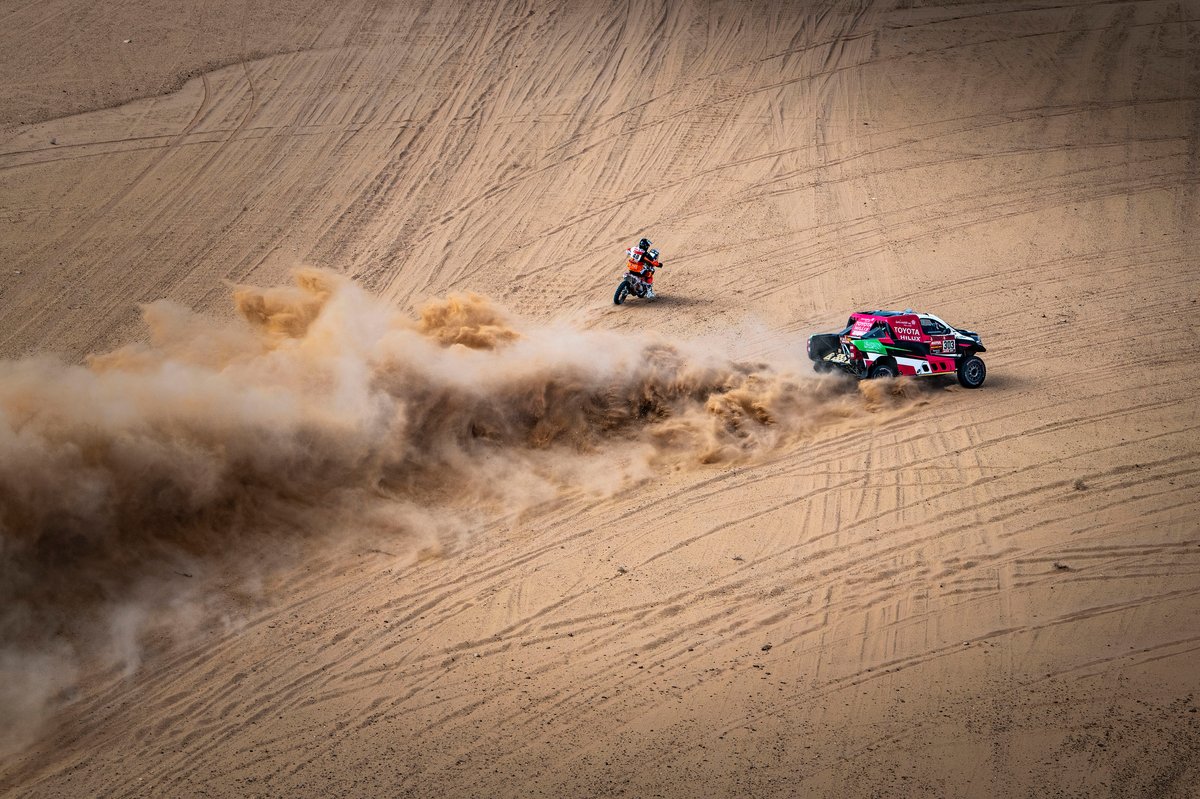#48 Nomade Racing Assistance KTM: Mathieu Doveze, #303 Overdrive Toyota: Yazeed Al Rajhi, Dirk Von Zitzewitz