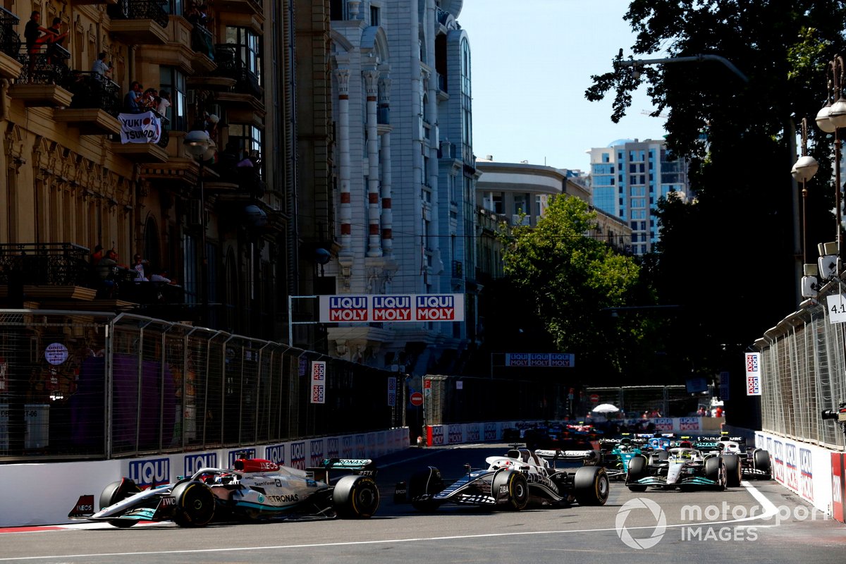 George Russell, Mercedes W13, Pierre Gasly, AlphaTauri AT03, Lewis Hamilton, Mercedes W13, Yuki Tsunoda, AlphaTauri AT03, el resto en la salida