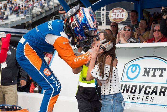 El ganador de la pole, Scott Dixon, Chip Ganassi Racing Honda, es recibido por su esposa Emma.