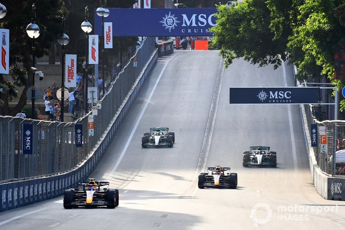 Sergio Pérez, Red Bull Racing RB18, Max Verstappen, Red Bull Racing RB18, George Russell, Mercedes W13, Lewis Hamilton, Mercedes W13