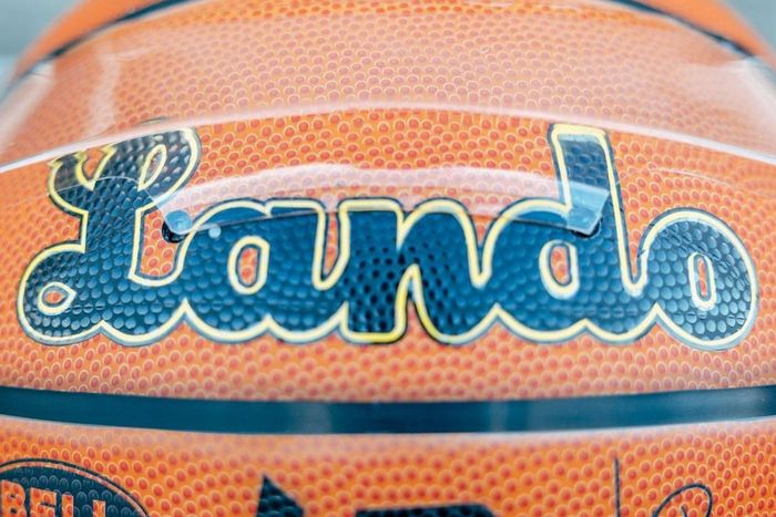 Casco de Lando Norris, McLaren con diseño especial de balón de baloncesto de la NBA