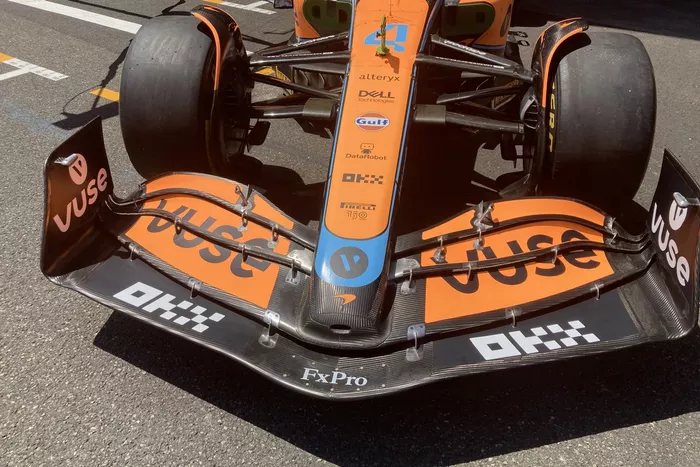 Detalle del alerón delantero del McLaren MCL36