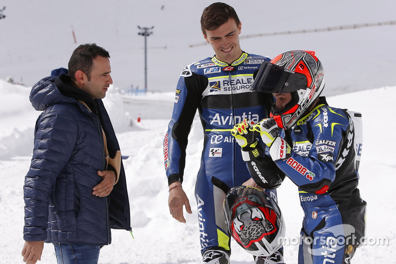 Le pilote de stunt raconte ses exploits à Loris Baz et Héctor Barberá
