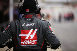 Haas F1 Team mechanic at work