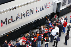 Fernando Alonso, McLaren, avec les médias