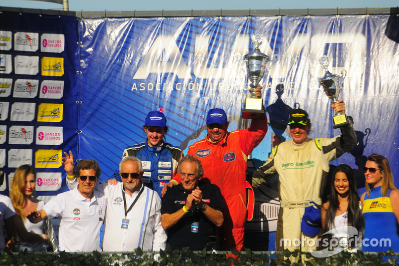 Podio: ganador de la carrera Eddy Mión, segundo lugar Rodrigo Aramendía y tercer lugar Jorge Pontet