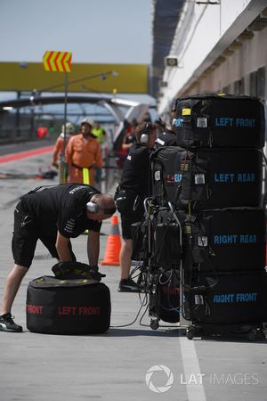 Механик Mercedes AMG F1 с шинами Pirelli
