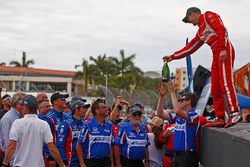 Race winner Sébastien Bourdais, Dale Coyne Racing Honda hands his champagne bottle to his crew