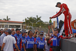 Ganador, Sébastien Bourdais, Dale Coyne Racing Honda da la botella ganadora al equipo