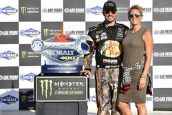 1. Martin Truex Jr., Furniture Row Racing, Toyota, mit Freundin Sherry Pollex