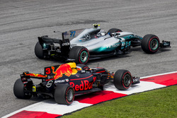 Valtteri Bottas, Mercedes AMG F1 W08, en lutte avec Daniel Ricciardo, Red Bull Racing RB13, pour une position
