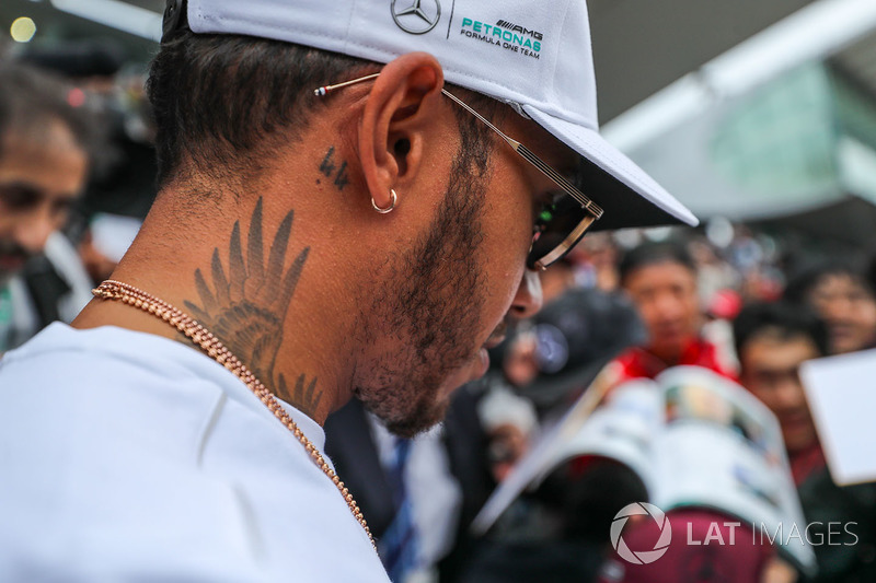 Menos presente no paddock da F1, em comparação ao pai, Carmen acompanhou momentos especiais do piloto, como em 2008, no GP da China, poucas semanas antes de conquistar seu primeiro título, no tetra no GP do México em 2017, além de também marcar presença em Austin no domingo.
