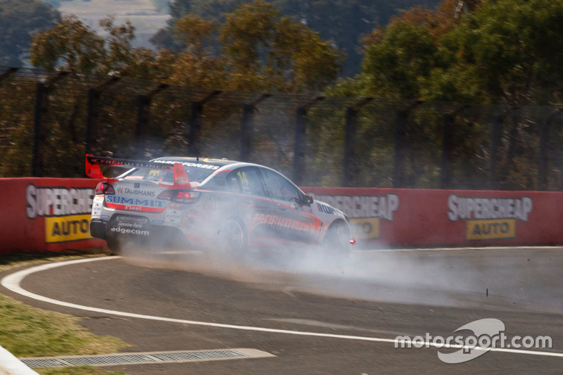 Авария: Тим Слейд, Brad Jones Racing Holden