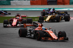Fernando Alonso, McLaren MCL32 precede Sebastian Vettel, Ferrari SF70H