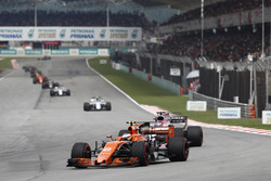 Стоффель Вандорн, McLaren MCL32, и Серхио Перес, Sahara Force India F1 VJM10